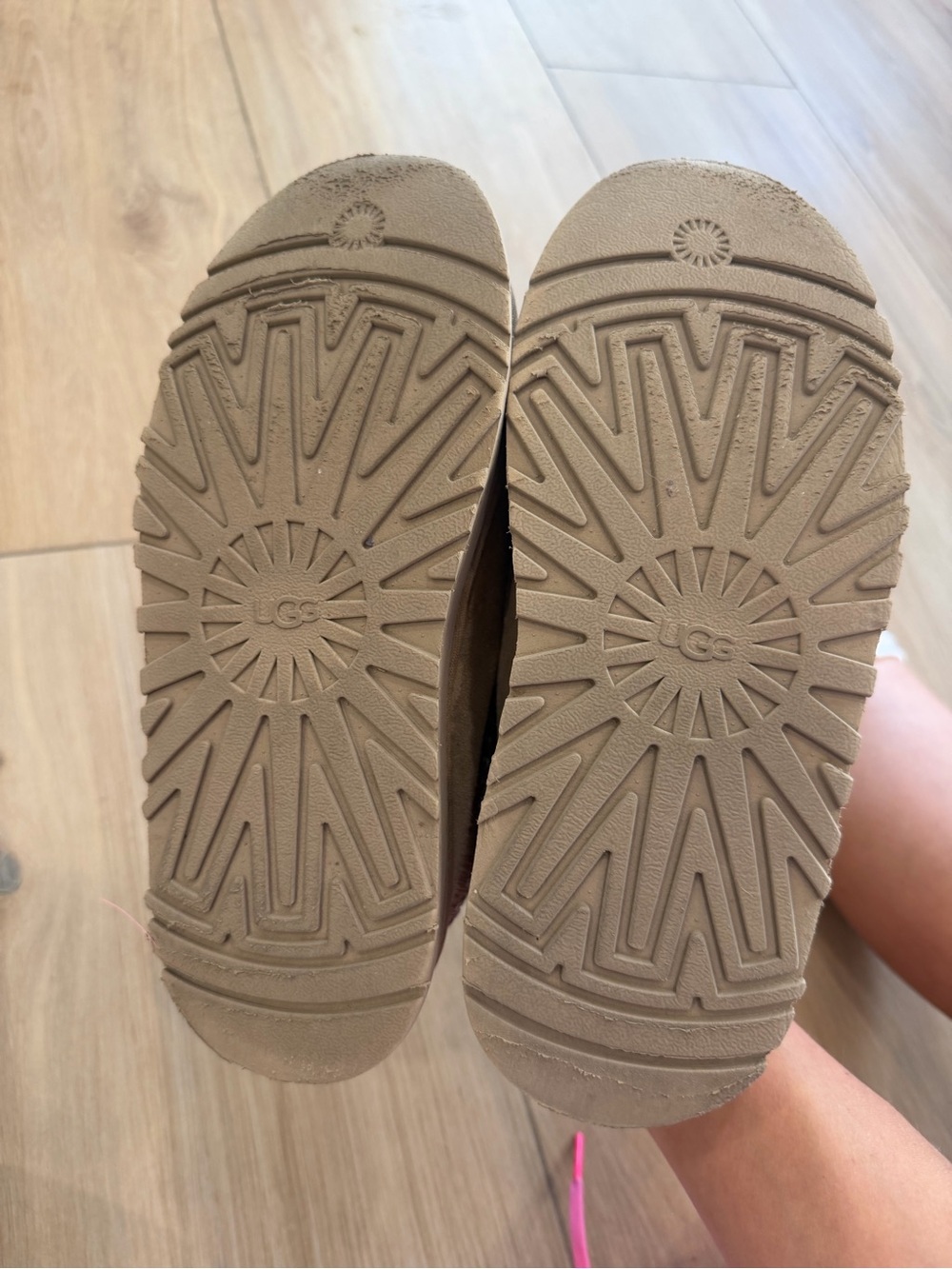 UGGS - Picture 5 of 12